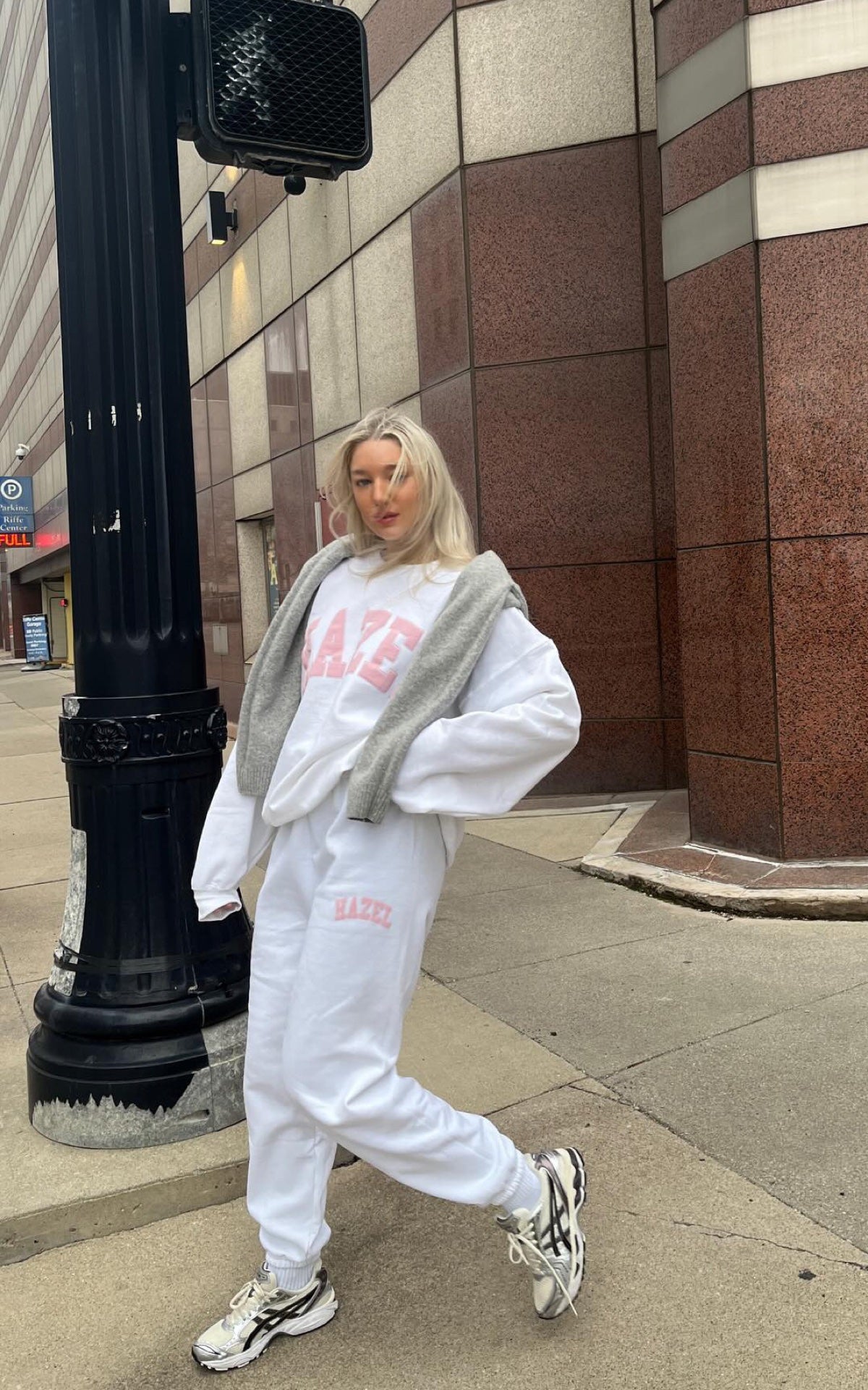 The Capri Sweatpants White Pink